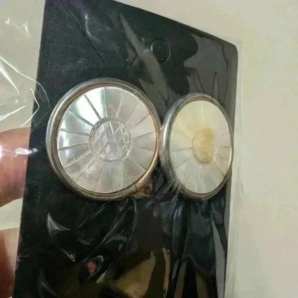 Vintage 80s mother of pearl earrings - Picture 5 of 7